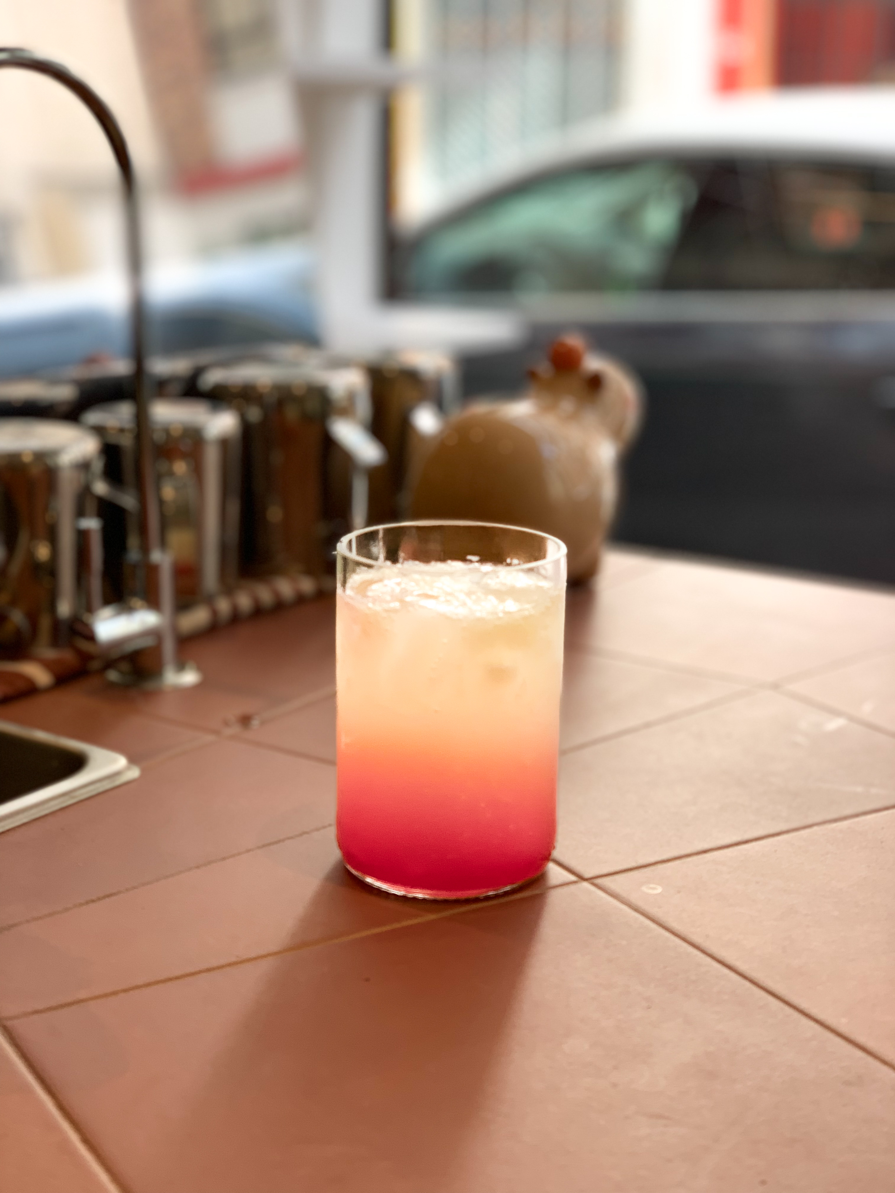 Boisson fruitée préparée chez Kumquat Café